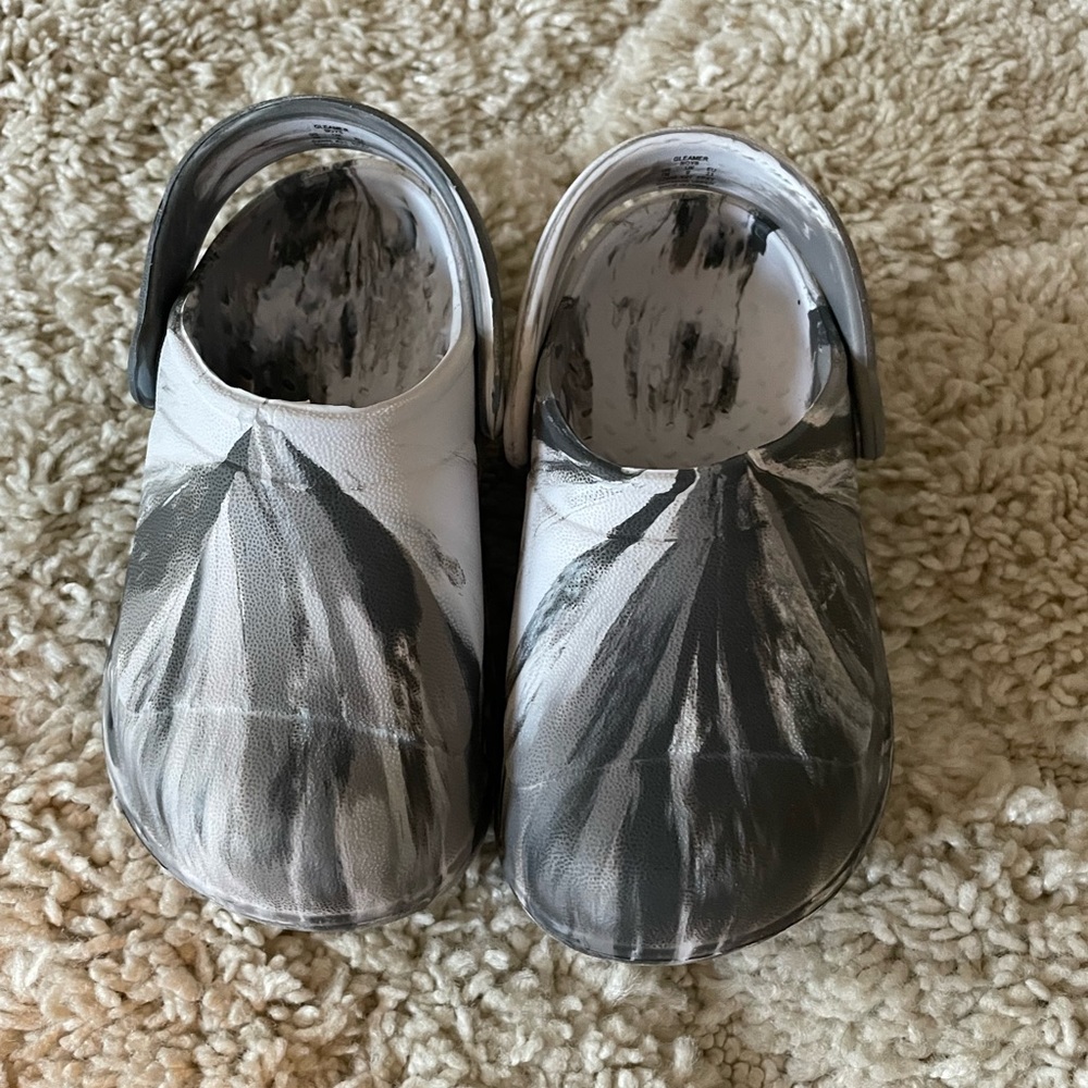 New Surprise by stride rite crocs size 7 toddler